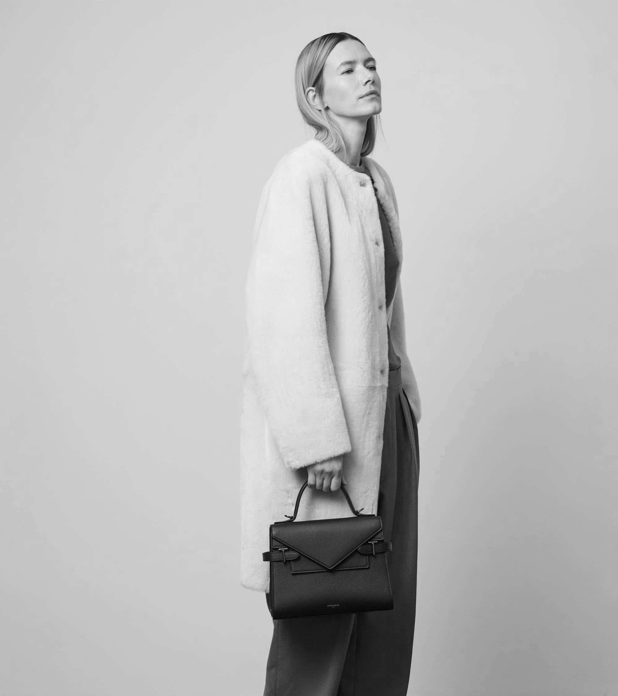 Mittelgroße Handtasche Emilie aus genarbtem Leder mit Doppelklappe