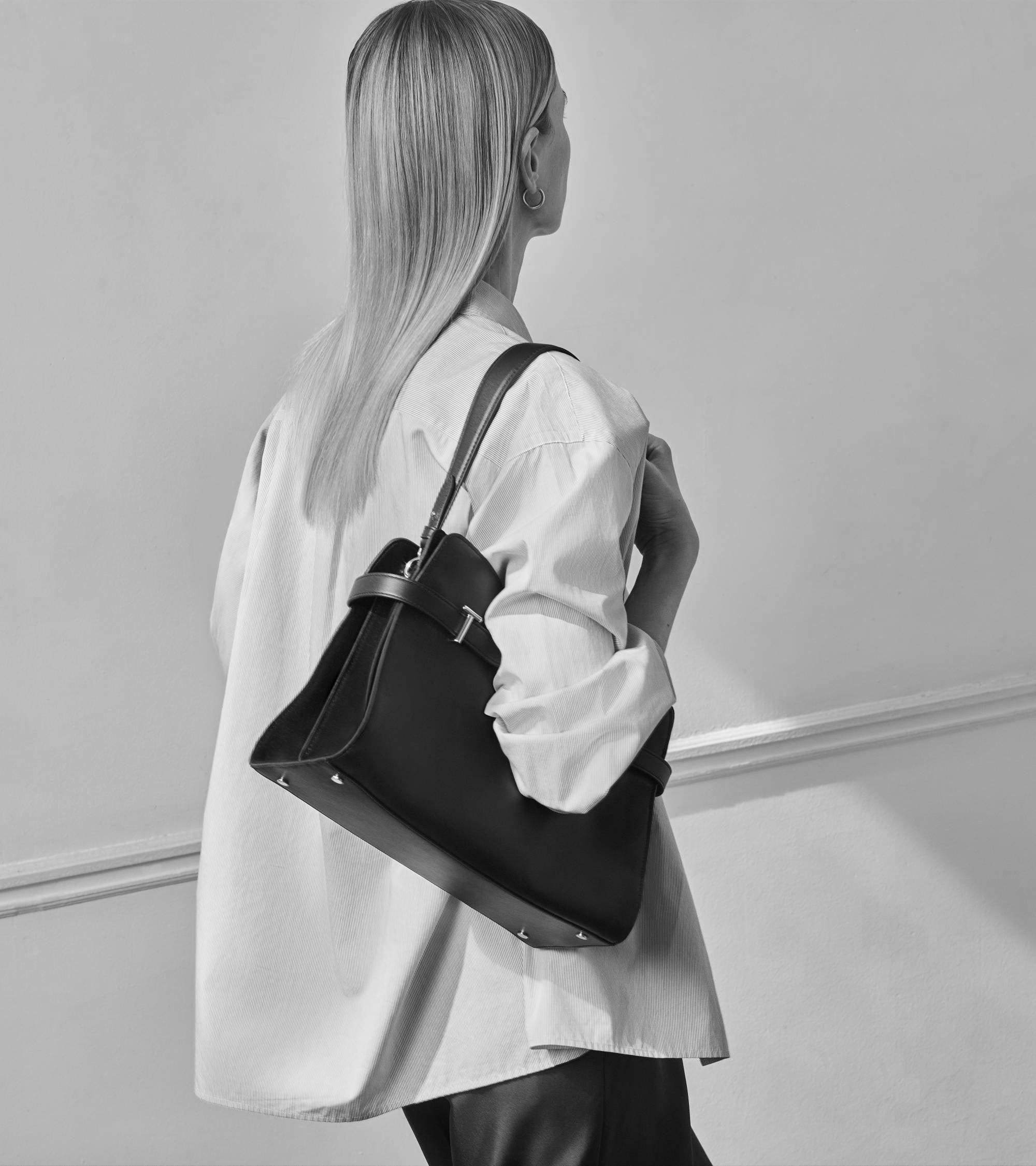 Bolsa de hombro grande modelo Emie en cuero liso y nobuk
