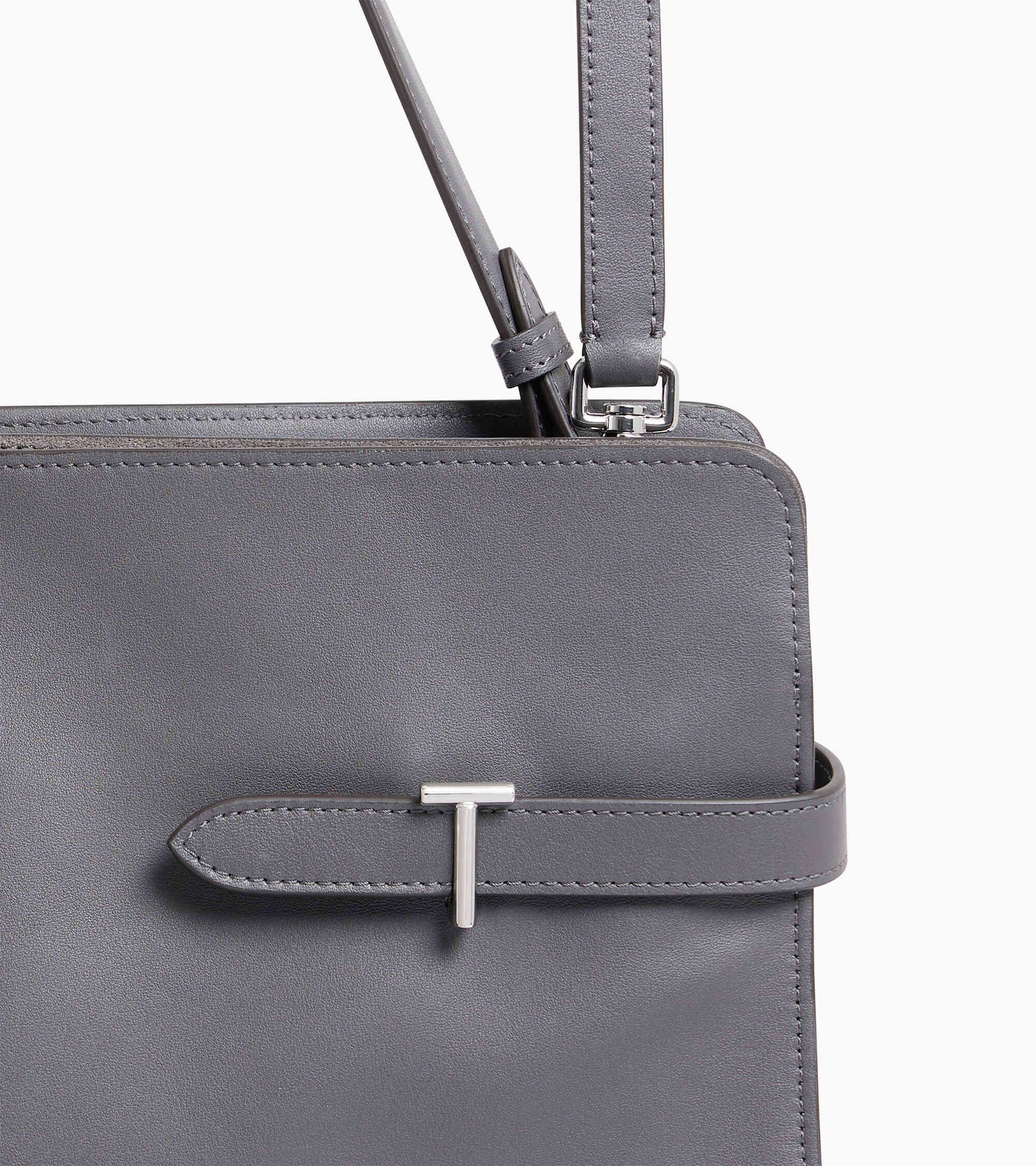 Sac porté épaule modèle maxi Emie en cuir lisse et refente de velours