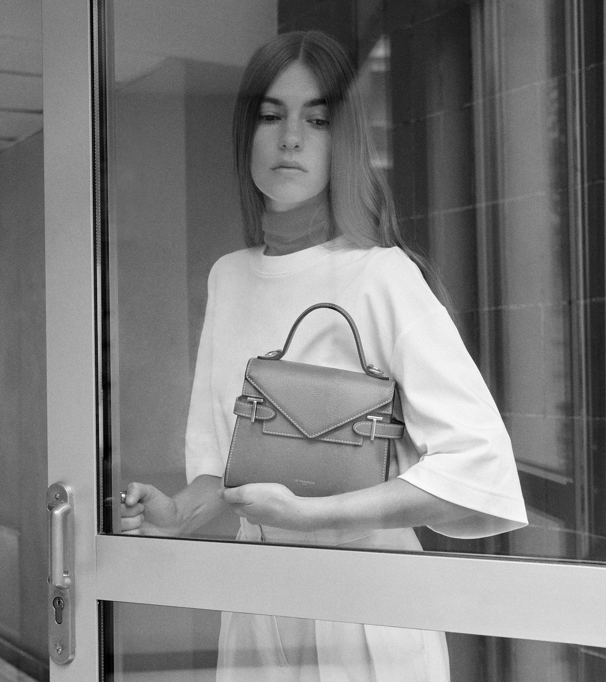 Bolso de mano pequeño Emilie de piel texturizada con doble solapa
