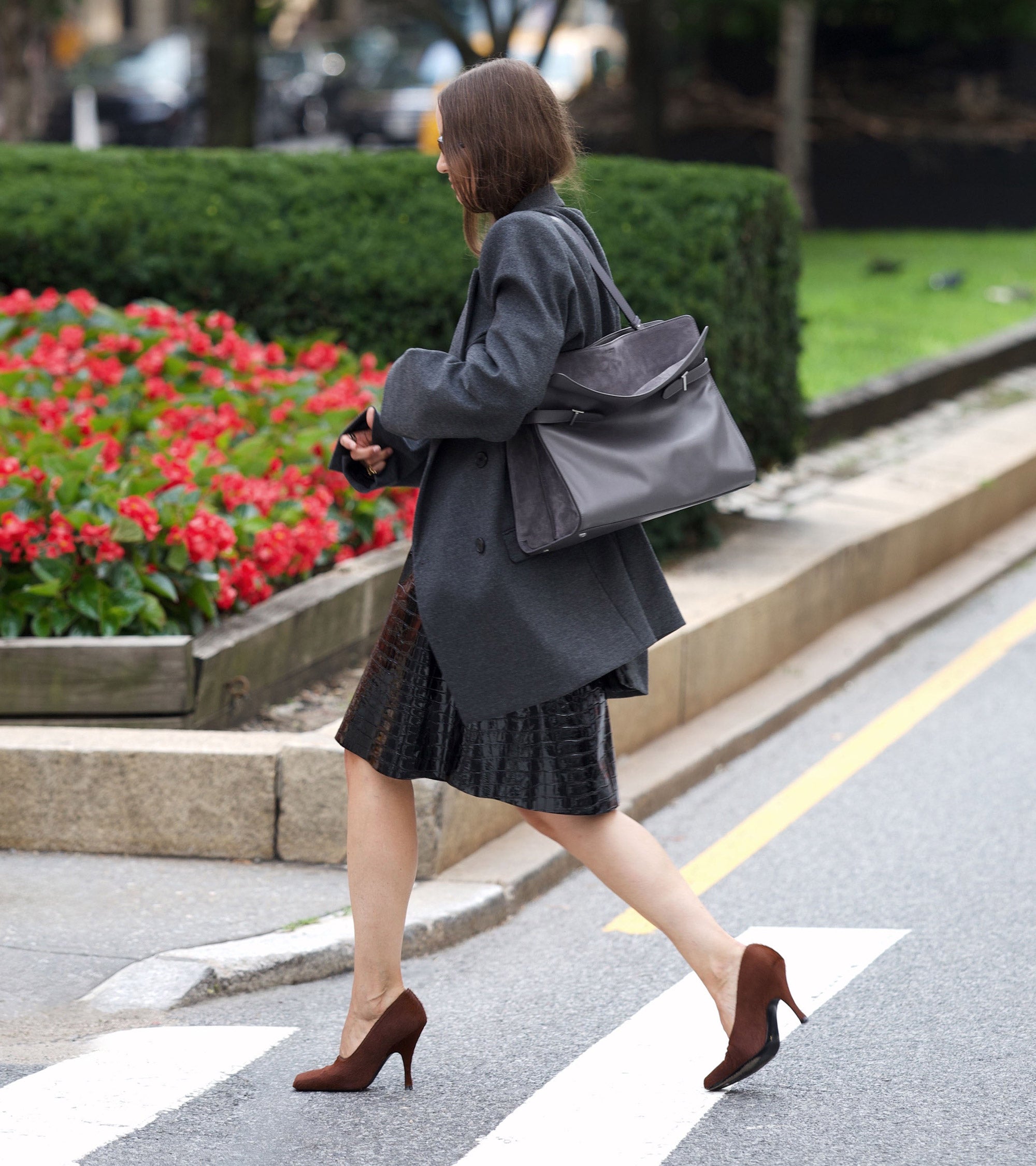 Sac porté épaule modèle maxi Emie en cuir lisse et refente de velours