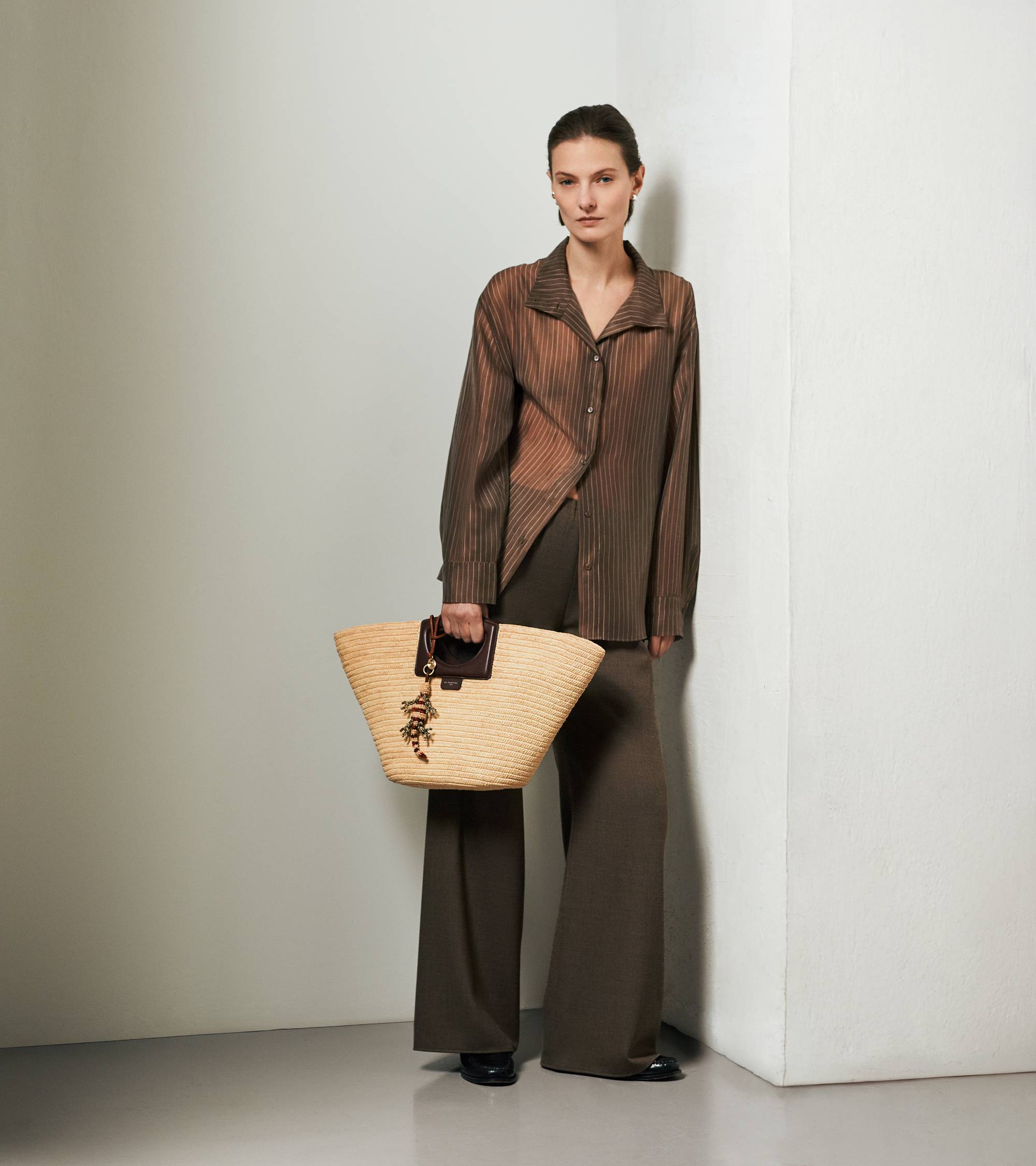 Bolso tote grande en rafia natural y cuero liso vegetal